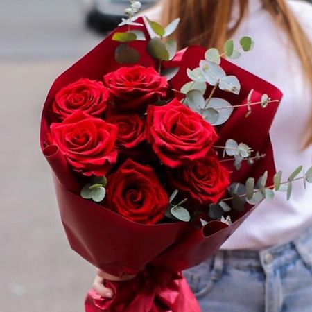 Букет живых цветов FLOWERTVER Букет из 7 красных роз с эвкалиптом
