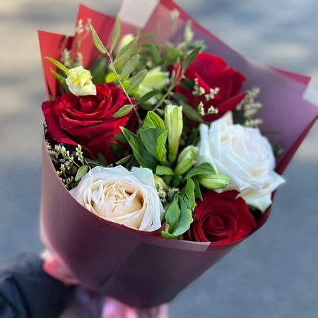 Букет живых цветов FLOWERTVER Букет с розами и альстромерией винтажные наклейки с розами tiamech