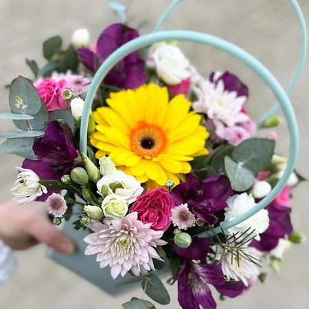 Букет живых цветов FLOWERTVER Композиция в сумочке