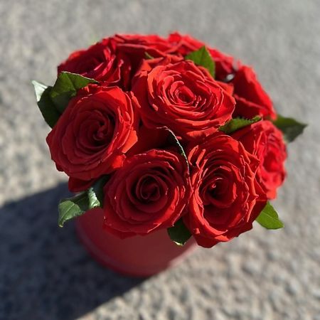 Букет живых цветов FLOWERTVER Композиция с алыми розами