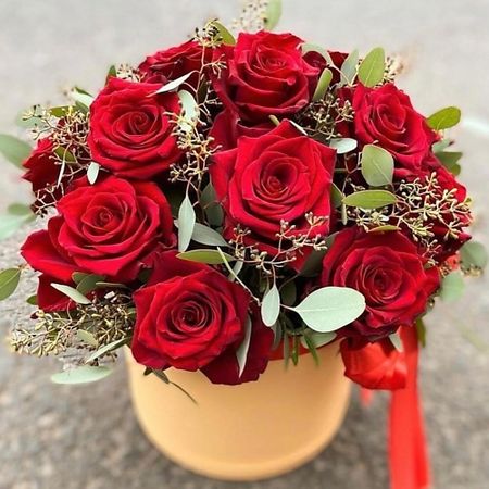 Букет живых цветов FLOWERTVER Красные розы в шляпной коробке переключатели wgxcpp красные 3 контактные