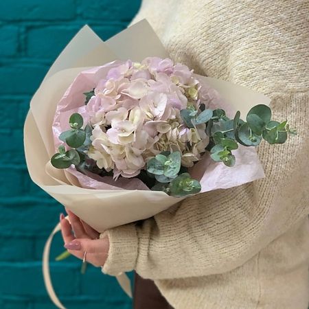 Букет живых цветов ЦВЕТЫ МИШКИ Букет из гортензии и эвкалипта