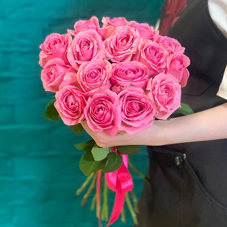 Букет живых цветов ЦВЕТЫ МИШКИ Букет из 15 роз ми ми мишки батончик злаковый клубника 24 гр