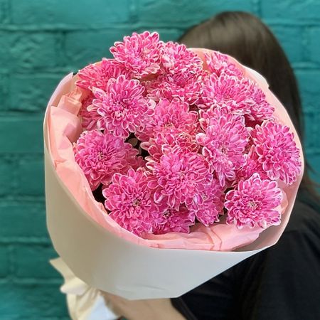 Букет живых цветов ЦВЕТЫ МИШКИ Букет из 5 малиновых хризантем ми ми мишки батончик злаковый клубника 24 гр