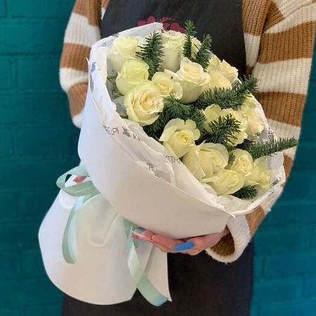 Букет живых цветов ЦВЕТЫ МИШКИ Букет из 19 белых роз и нобилиса