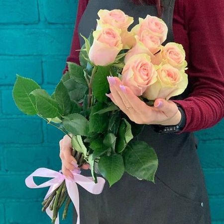 Букет живых цветов ЦВЕТЫ МИШКИ Букет из 7 розовых роз