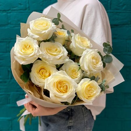Букет живых цветов ЦВЕТЫ МИШКИ Букет из 11 белых роз и эвкалипта