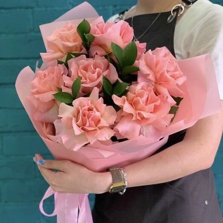 Букет живых цветов ЦВЕТЫ МИШКИ Букет из 7 розовых французских роз и рускуса букет живых ов дари ы букет 11 французских роз с зеленью