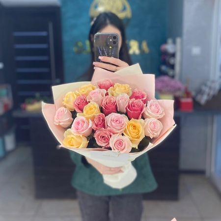 Букет живых цветов ARETAFLO ЦВЕТОЧНЫЙ САЛОН Микс из 21 кенийской розы