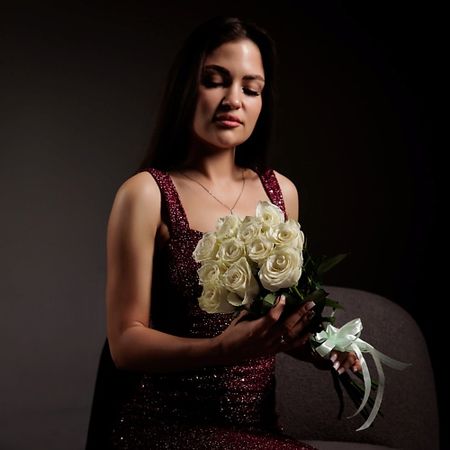 Букет живых цветов БУКЕТНАЯ ЛАВКА 11 Белых роз 50см