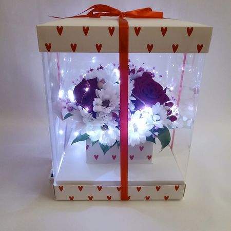 Букет живых цветов ЗЕФИРКО Букет из роз и хризантем в коробке с гирляндой 