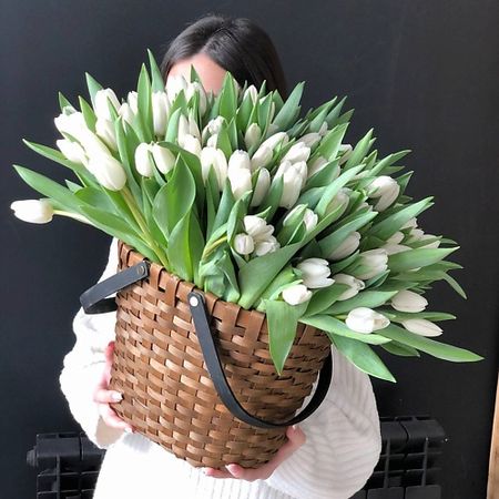 Букет живых цветов ЦВЕТОЧНЫЙ БАР LOFТ Корзина белых тюльпанов 101 шт