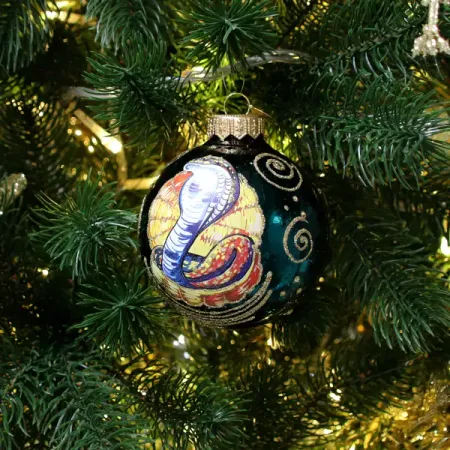 Елочный шар Коломеев Змея в корзине КУ-80-244085 ø8 см стекло цвет золотистый