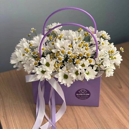 Букет живых цветов GLOW FLOWERS Сумочка с ромашками maxgoods парчовая сумочка для украшений