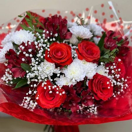 Букет живых цветов С ЛЮБОВЬЮ, РОЗА Букет из алых роз