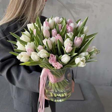 Букет живых цветов МY MOMENT 51 розовый и белый тюльпан в вазе тюльпан ба чатый кристал стар 3 шт