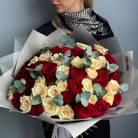 Букет живых цветов GLOW FLOWERS Букет из 51 Розы с эвкалиптом в стильной упаковке