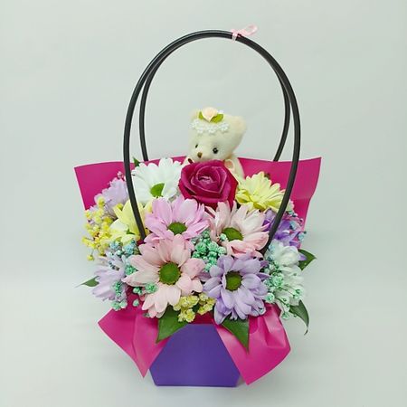 Букет живых цветов ЗЕФИРКО Композиция из розы, хризантемы и гипсофилы Цветы в сумочке с игрушкой 4 когтеточка для кошек major с лежанкой игрушкой и сизалевой дугой