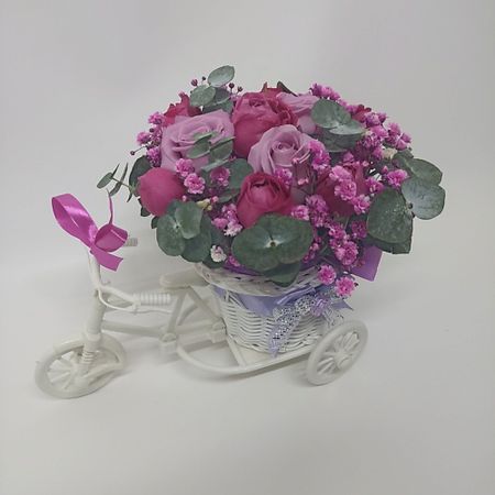 Букет живых цветов ЗЕФИРКО Роза Миритим в кашпо велосипед