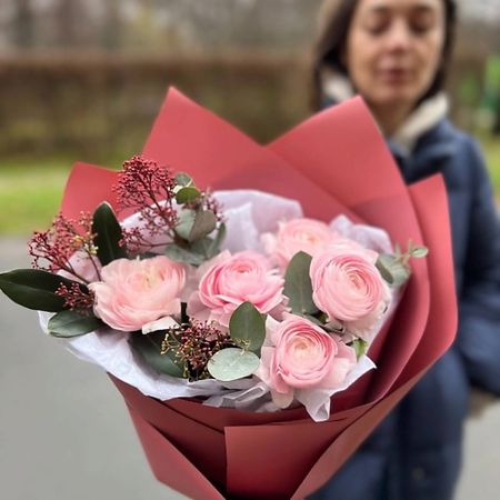 Букет живых цветов LE BOUQUET Ранункулюсы со скиммией и эвкалиптом искусственные ы ранункулюсы 2 головки flores
