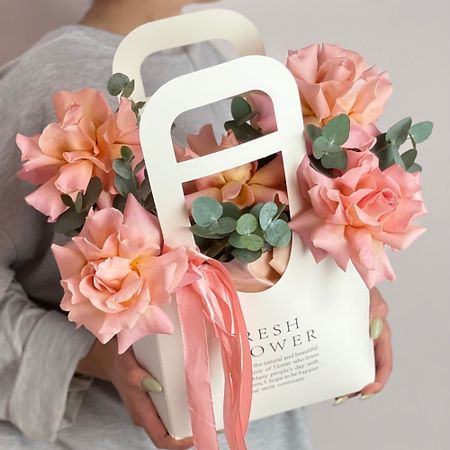 Букет живых цветов MARIMAY Персиковые французские розы 5 шт в сумке — стильный букет, свежие цветы, подарок, эвкалипт французские шифоновые шторы dzq