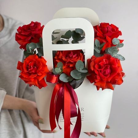 Букет живых цветов MARIMAY Алые красные французские розы 5 шт в сумке — страстный букет, свежие розы, с эвкалиптом