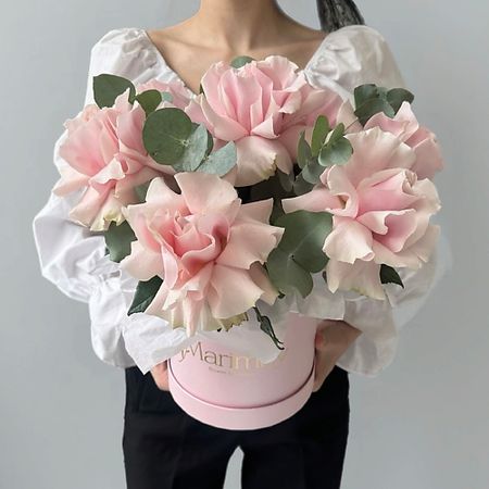 Букет живых цветов MARIMAY Букет розовых французских роз 7 шт в шляпной коробке — романтичные розы, нежный подарок