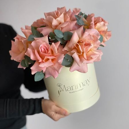 Букет живых цветов MARIMAY Букет персиковых французских роз 7шт в коробке — тёплый нежный букет, стильный подарок хру ный музыкальный подарок will