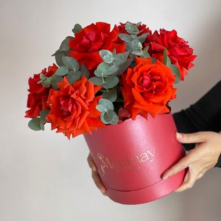 Букет живых цветов MARIMAY Букет красных алых французских роз 7 шт в шляпной коробке — роскошный подарок, с эвкалиптом