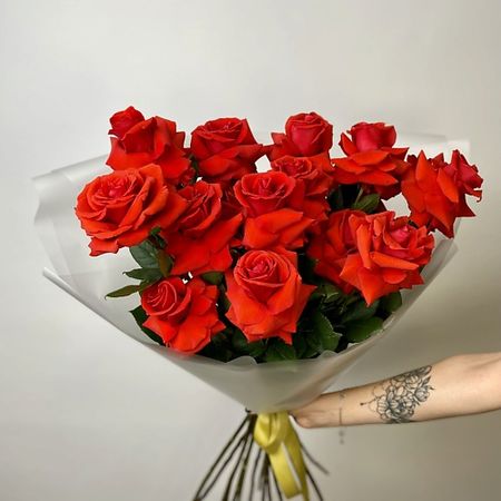 Букет живых цветов БУКЕТНЫЙ ДОМИК Моно-букет из 15 роз Нина миниатюрный домик из смолы