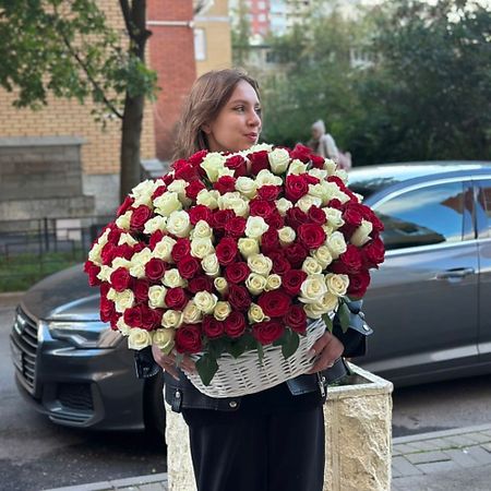 Букет живых цветов РЯБИНА ЦВЕТОЧНАЯ МАСТЕРСКАЯ Букет из красных и белых роз в корзине 301 роза