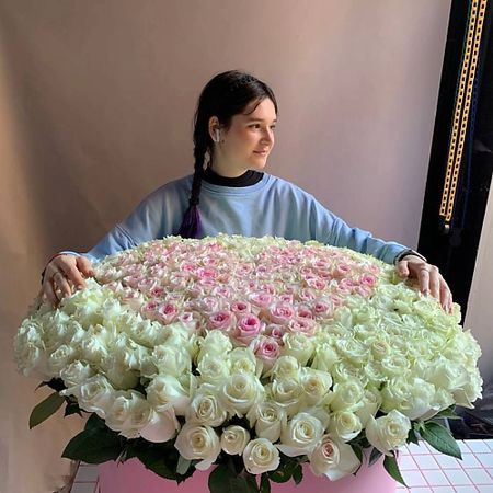 Букет живых цветов РЯБИНА ЦВЕТОЧНАЯ МАСТЕРСКАЯ Огромной букет из 319 роз в шляпной коробке