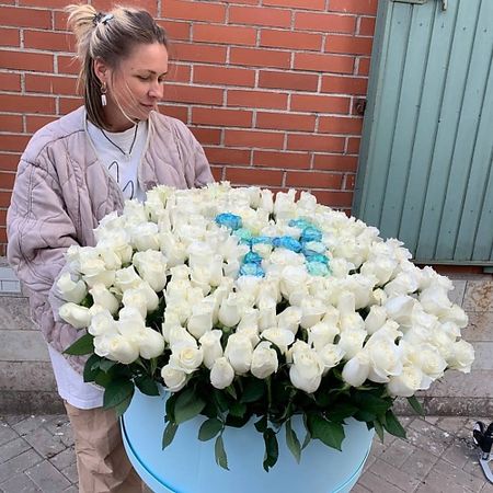 Букет живых цветов РЯБИНА ЦВЕТОЧНАЯ МАСТЕРСКАЯ Огромный букет из белых роз с буквой 301 роза