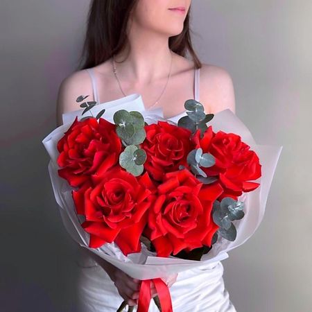 Букет живых цветов FLOWERS DE LUXE БУТИК ЦВЕТОВ И ПОДАРКОВ Букет красная французская роза и эвкалипт
