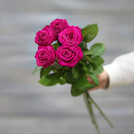 Букет живых цветов БУКЕТ МАРКЕТ ДАРИТЕ С УДОВОЛЬСТВИЕМ Букет из 5 малиновых роз (Россия) с лентой 60 см