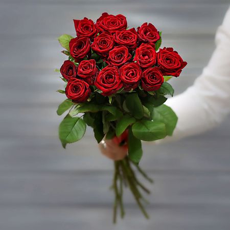 Букет живых цветов БУКЕТ МАРКЕТ ДАРИТЕ С УДОВОЛЬСТВИЕМ Букет из 13 красных роз (Россия) с лентой 60 см