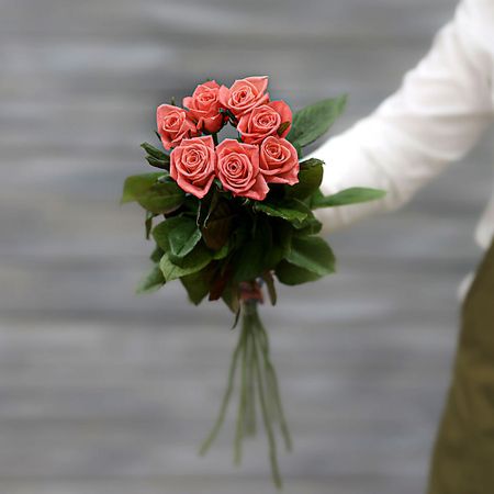 Букет живых цветов БУКЕТ МАРКЕТ ДАРИТЕ С УДОВОЛЬСТВИЕМ Букет из 7 коралловых роз (Россия) с лентой 60 см