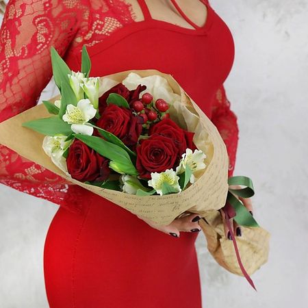 Букет живых цветов БУКЕТ МАРКЕТ ДАРИТЕ С УДОВОЛЬСТВИЕМ Букет из роз, альстромерий и гиперикума