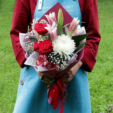 Букет живых цветов БУКЕТ МАРКЕТ ДАРИТЕ С УДОВОЛЬСТВИЕМ Букет из роз и лилии букет лилии конэко о искусственный 25 см