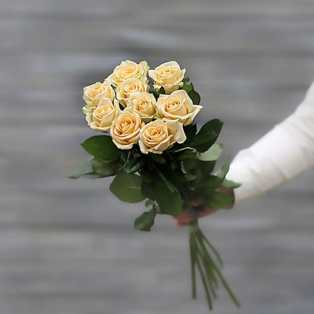 Букет живых цветов БУКЕТ МАРКЕТ ДАРИТЕ С УДОВОЛЬСТВИЕМ Букет из 9 кремовых роз (Россия) с лентой 50 см коньяк резерв 5 звезд россия 0 25 л