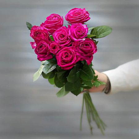 Букет живых цветов БУКЕТ МАРКЕТ ДАРИТЕ С УДОВОЛЬСТВИЕМ Букет из 9 малиновых роз (Россия) с лентой 60 см коньяк резерв 5 звезд россия 0 25 л