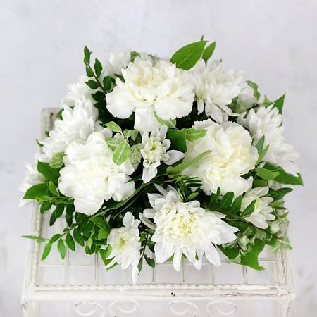 Букет живых цветов БУКЕТ МАРКЕТ ДАРИТЕ С УДОВОЛЬСТВИЕМ Композиция из гвоздик, хризантем и фисташки