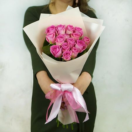 Букет живых цветов БУКЕТ МАРКЕТ ДАРИТЕ С УДОВОЛЬСТВИЕМ 15 розовых роз в упаковке Россия 60 см. коньяк резерв 5 звезд россия 0 25 л