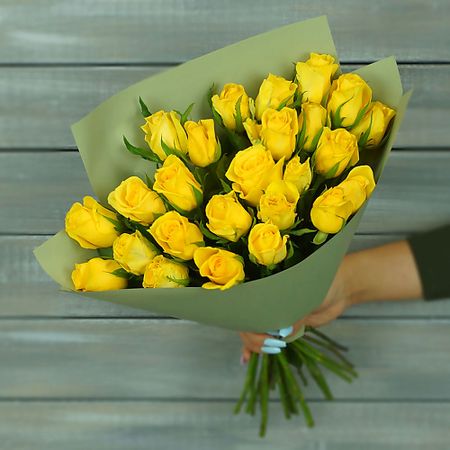 Букет живых цветов БУКЕТ МАРКЕТ ДАРИТЕ С УДОВОЛЬСТВИЕМ 25 желтых роз в упаковке Кения 40 см.
