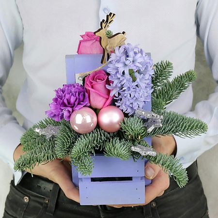 Букет живых цветов БУКЕТ МАРКЕТ ДАРИТЕ С УДОВОЛЬСТВИЕМ Новогодняя композиция из ёлки, гиацинтов, роз и гвоздик в ящике деревянные подвески для ёлки w3d