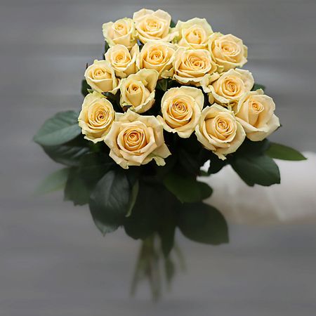 Букет живых цветов БУКЕТ МАРКЕТ ДАРИТЕ С УДОВОЛЬСТВИЕМ Букет из 13 кремовых роз (Россия) с лентой 60 см коньяк резерв 5 звезд россия 0 25 л