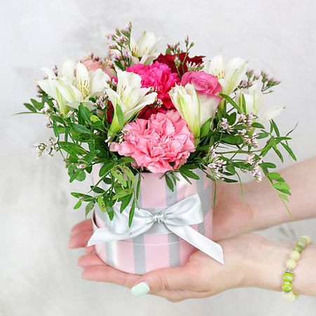 Букет живых цветов БУКЕТ МАРКЕТ ДАРИТЕ С УДОВОЛЬСТВИЕМ Композиция из роз, альстромерий и гвоздик в шляпной коробке