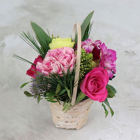 Букет живых цветов БУКЕТ МАРКЕТ ДАРИТЕ С УДОВОЛЬСТВИЕМ Мини-корзина с ранункулюсом, фрезией и гвоздикой
