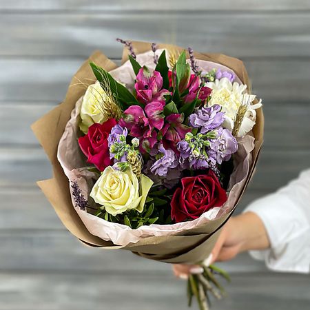 Букет живых цветов БУКЕТ МАРКЕТ ДАРИТЕ С УДОВОЛЬСТВИЕМ Букет из роз и маттиолы