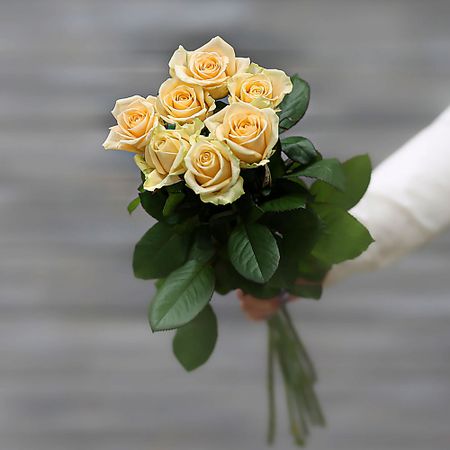 Букет живых цветов БУКЕТ МАРКЕТ ДАРИТЕ С УДОВОЛЬСТВИЕМ Букет из 7 кремовых роз (Россия) с лентой 60 см коньяк резерв 5 звезд россия 0 25 л